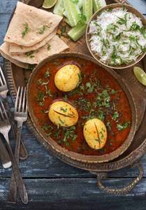 Egg curry [2 eggs] with 4 tawa roti