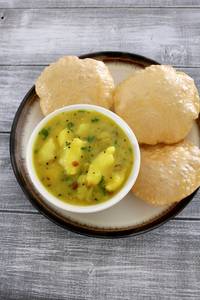 Aloo Ki Sabzi With 4 Poori