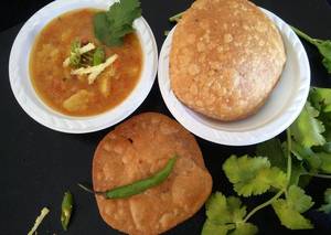 Kachori Sabzi (4 Pieces)