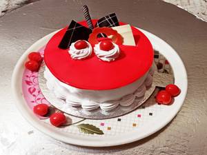 Vanilla Strawberry Cake