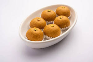 Desi Ghee Besan Laddu