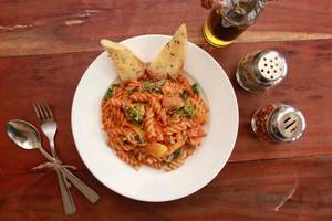 Fusilli Pink Sauce With Bell Pepper, Broccoli & Mushroom