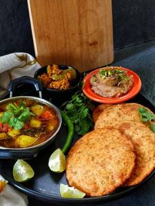 2 Bedmi Poori With Aloo Subzi