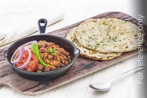 Aloo Payaz Kulcha Served With Punjabi Chole and Mango Juice