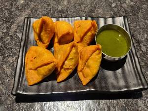 Keema Samosa (6 Pcs)