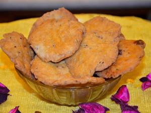 Achari Mathri [200 Grams]