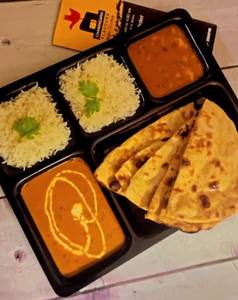 Veg Thali (Dal Makhani + Sabji + 3 Butter Roti + Rice + Salad)