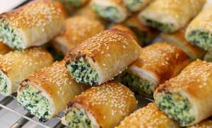 Cheezy Spinach Cheese Dragon Rolls  [with Sweet Chilly Sauce]