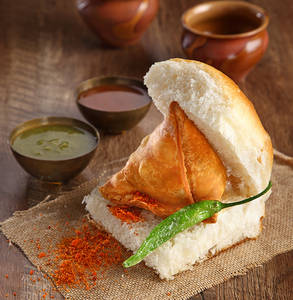 Classic Aloo Matar Samosa Pav (1 pc)