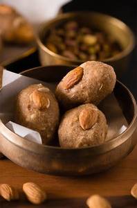 Gond Laddu