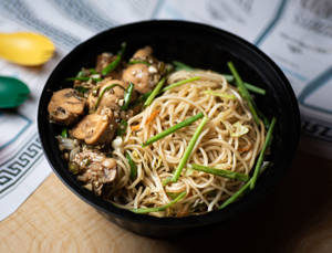 Veg Hakka Noodles With Mushroom Pepper Chilly ( Dry )