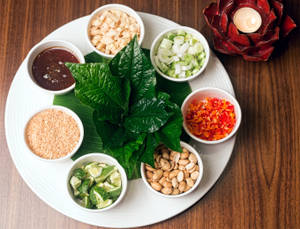 Khao Man Som Tam Kaeng Phed