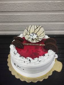 Strawberry Oreo Cake (500 gms)