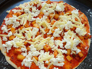 Makhani Paneer Pizza + Garlic Bread Stick