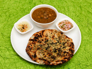 Aloo Kulcha (1 pc) - Surved with channa and chutney