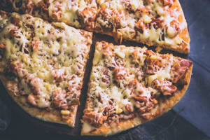 Chicken Tikka Pizza With French Fries And Soft Beverage