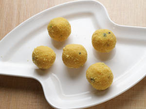 Besan Laddu (5 Pcs)  