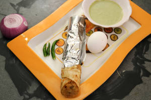 Egg with Aloo Roll