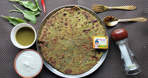 Matar Paratha With Palak Base ( Green Peas )