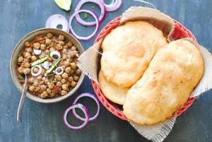 Special Paneer Wale Chole Bhature