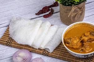 Neer Dosa With Chicken Curry