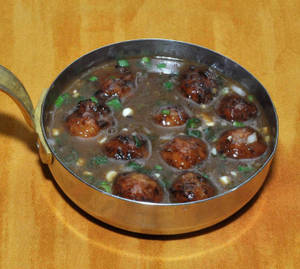 Veg Manchurian (Semi Gravy)