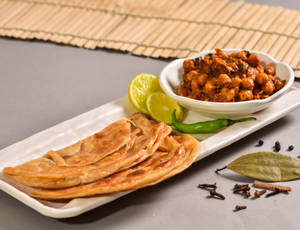 Plain Paratha + Chana Masala (2 Pcs)