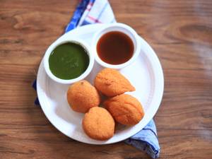 Moong Dal Laddu With Chutney (4 Pcs) (Desi Ghee)