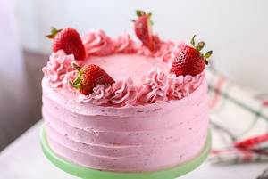 Strawberry Cake (450 Grams)