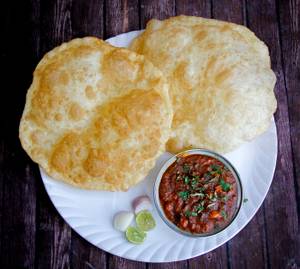 Chole Bhature [1 Plate, 2 Pieces]