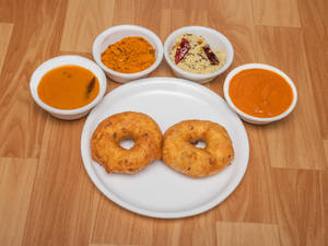 Vada (2 Pcs) (Served with Chutney, sambar)