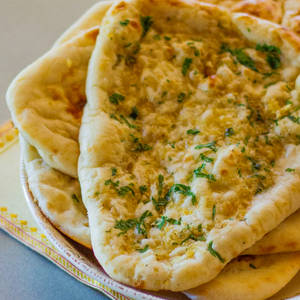 Garlic Naan (90 Gms)