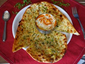 Cheese Naan With Gravy