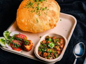Chole Bhature ( 2 pieces )