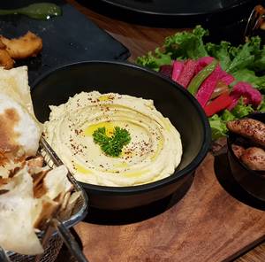 Chicken Shawarma In Hummus & Naan