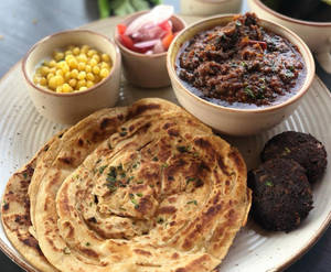 Khada Masala Mutton With Lachhaa Paratha/ Rice