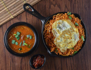 Chicken Triple Schezwan Rice With Gravy(300ml)