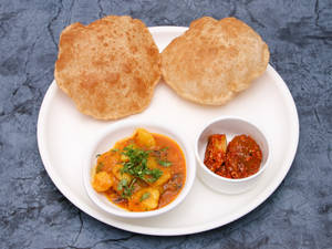 Puri (5 Pcs) with Aloo Tamatar & Pickle