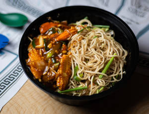 Veg Hakka Noodles With Baby Corn Mix Veg Wolly Sauce (Wet)
