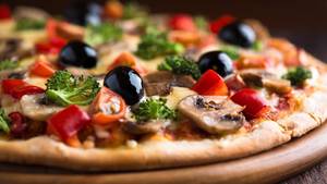 Veg Grande Pizza [Riccota,Broccoli,Bellpepper,Mushroom,Corn,Jalapeno,Grilled Onion,Paneer,Olives]