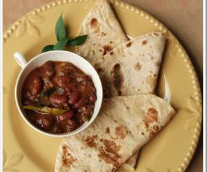 Rajma With 4 Tawa Roti