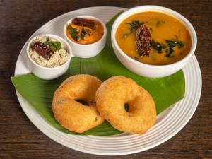 Wada (4 Pcs sambar & white coconut chutney)