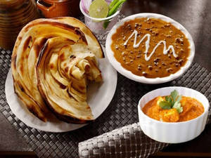 Dal Makhani With Laccha Paratha & Boondi Raita