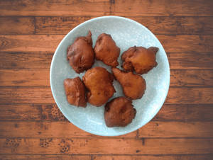 Boneless Fried Fish Served With Onion Salad And Green Chutney