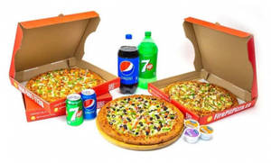 St. 6 Cheese Capsicum Pizza (7inch) + 6 Paneer Parcel + 6 Coke