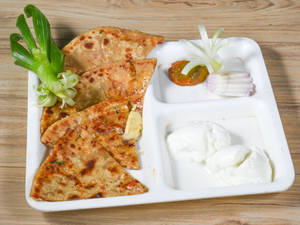 Paneer Parantha With Pickle & Curd (2 Pcs)