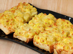 Mac N Cheese Garlic Toast