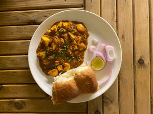 Egg Masala With Pav Medley Special