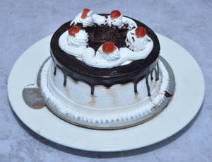 Black Forest Eggless Cake (500 Grams)