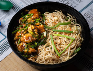 Egg Hakka Noodles With Wolly Chicken (Wet)